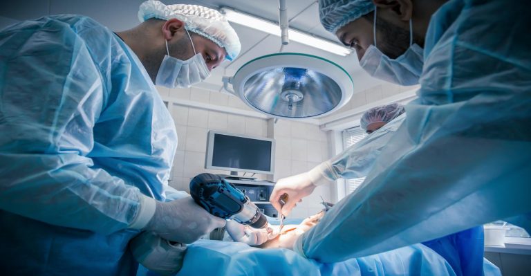 6 façons dont la taille des outils chirurgicaux à main peut être réduite.  La performance en souffrira-t-elle ?