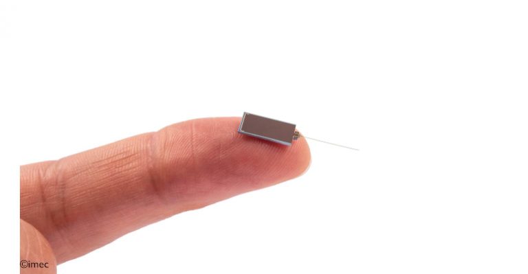 Fig 3 Neuropixels 1.0 sur fingertip_web.jpg