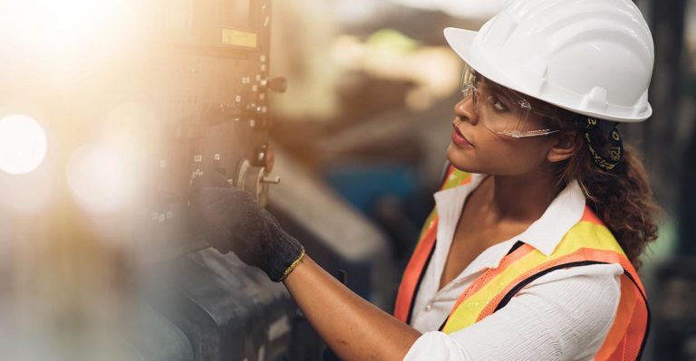femme en milieu manufacturier