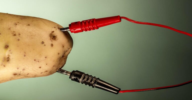 GLaDOS basé sur l’IA alimenté par batterie de pommes de terre de bricolage