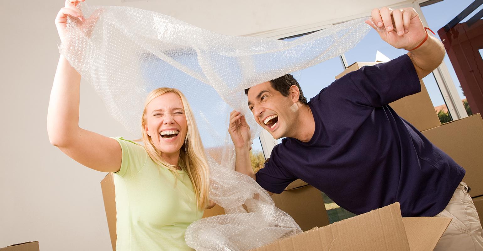 BubbleWrap amusant en couple AdobeStock 23628587