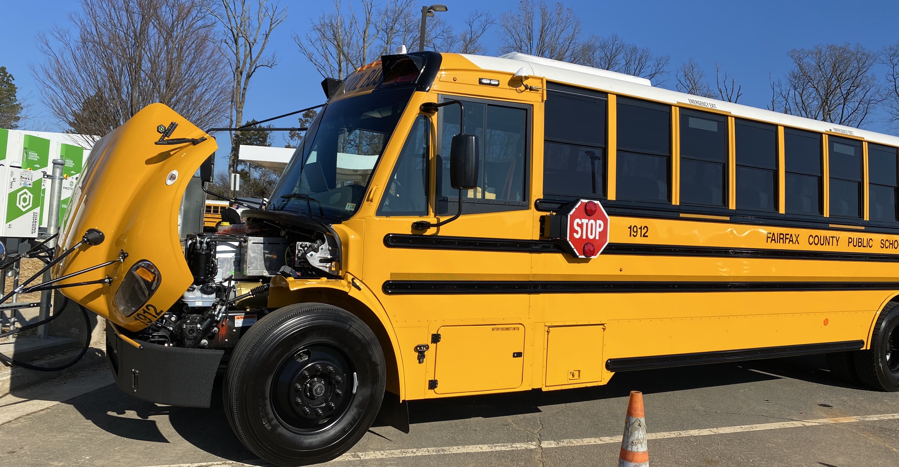 Autobus scolaire électrique du comté de Fairfax side.jpeg