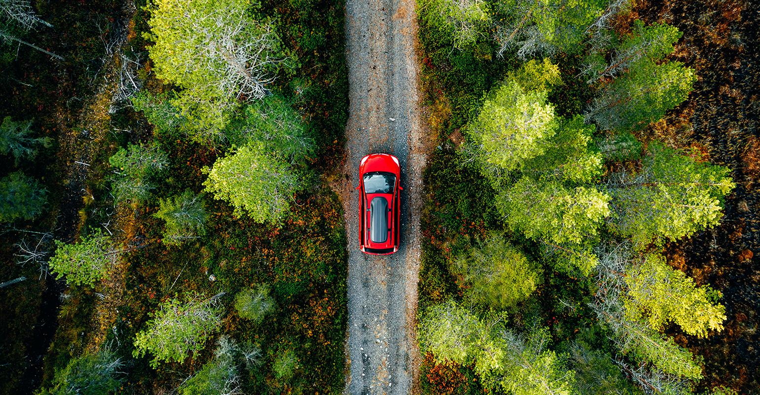 voiture sur route de campagne