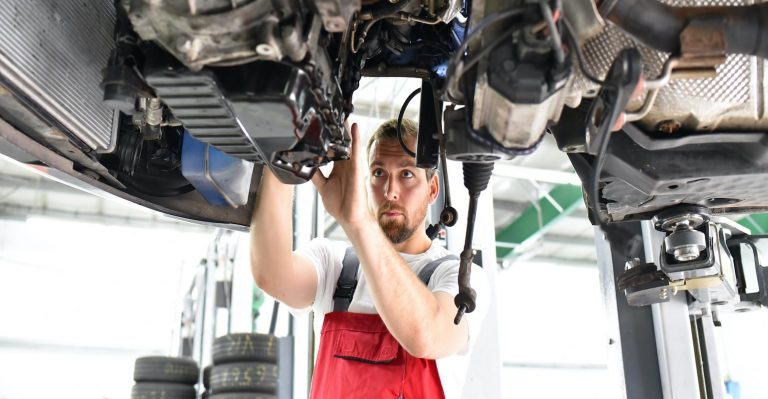 Les techniciens automobiles doivent se former aux hybrides et aux véhicules électriques