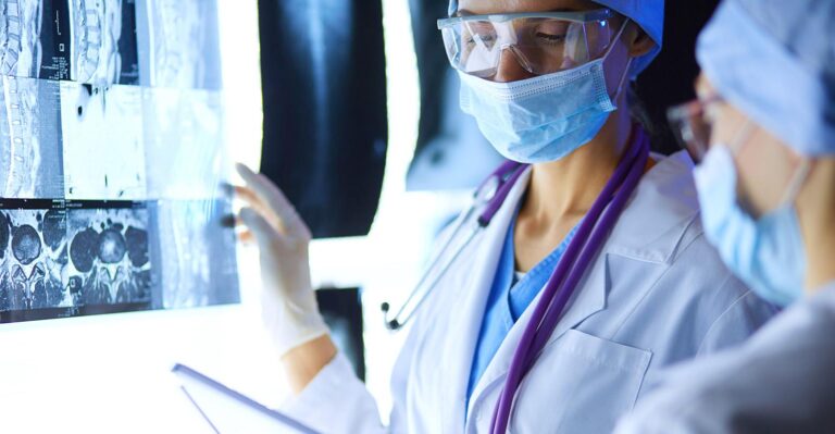 médecins regardant des radiographies