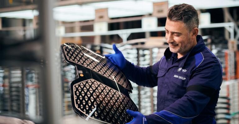 BMW moule un badge emblématique en forme de rein pour Electric iX dans une salle blanche