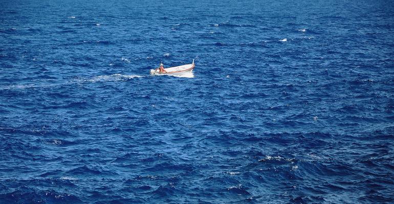 petit bateau en pleine mer