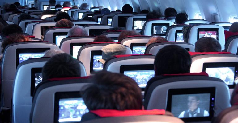 intérieur de l'avion pendant le vol de nuit