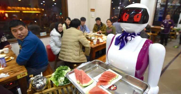 Comment le service d’étage robotique et le personnel alimentaire résolvent les pénuries de main-d’œuvre