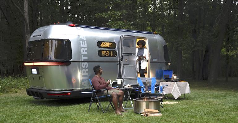 Airstream en stationnement.jpg