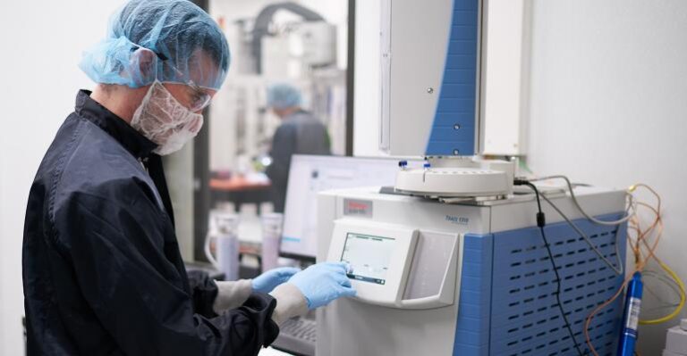 l'ingénieur effectue un test de caractérisation des matériaux