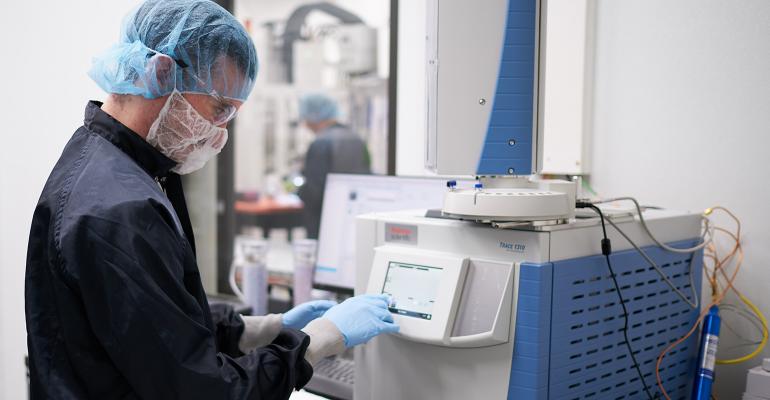 l'ingénieur effectue un test de caractérisation des matériaux