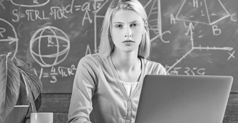 Étudiant STEM avec ordinateur portable
