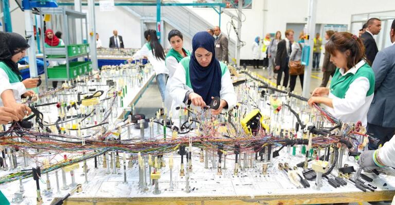 Usine de câblage Draexlmeier Tunisie Alamy.jpg